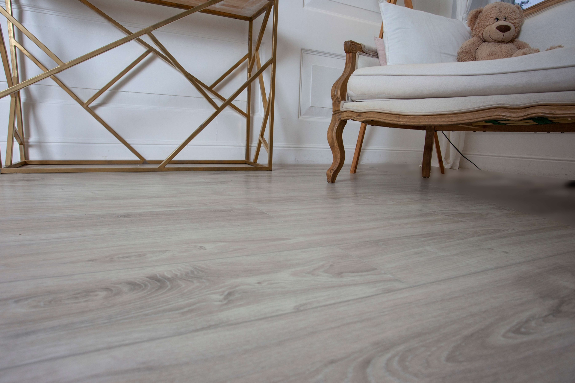 Усовершенствованная кварц-виниловая плитка «Damy Floor» Дуб Белый (1227*187*2,5 мм) — купить в Астрахани